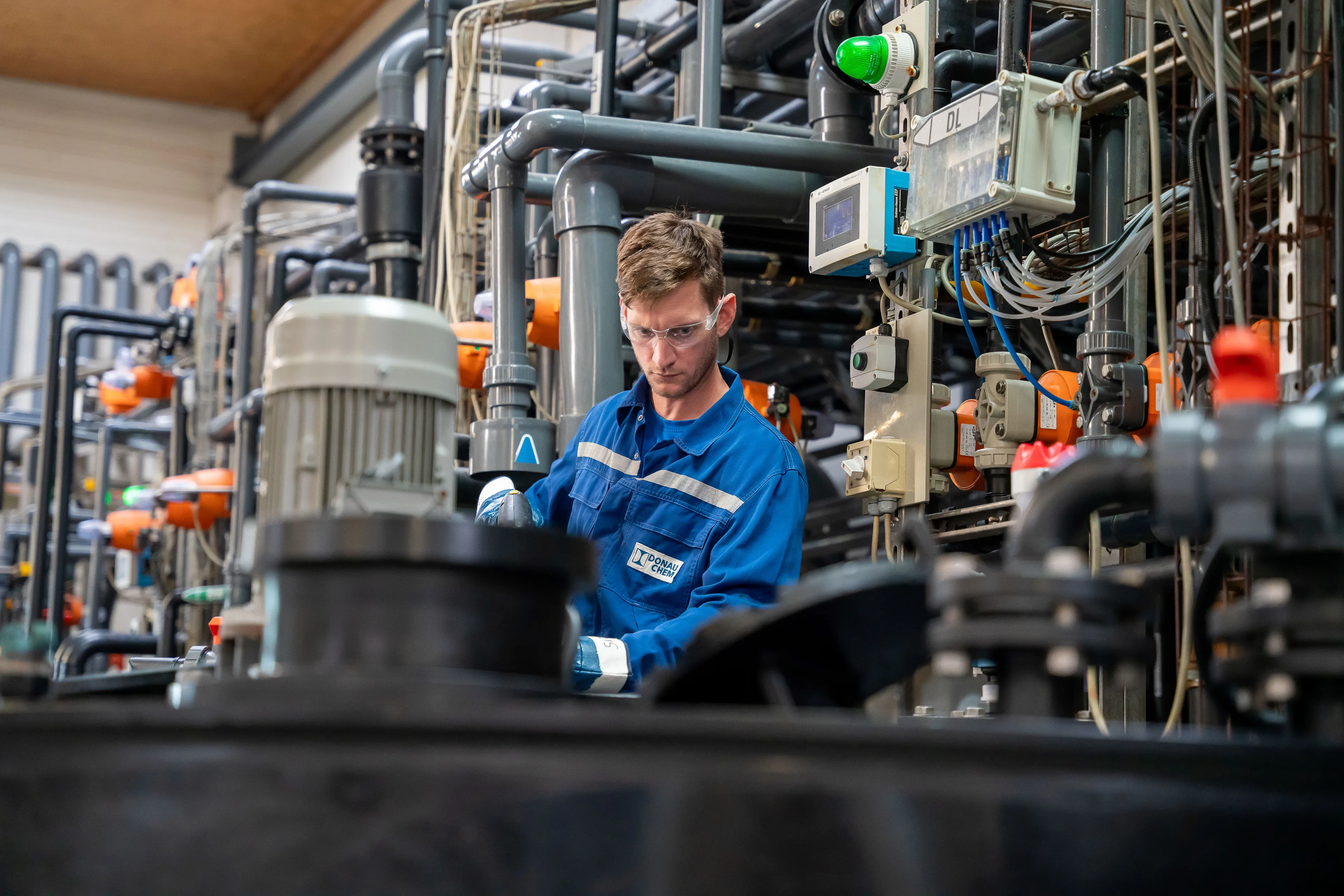 Person arbeitet an Blends & Brands