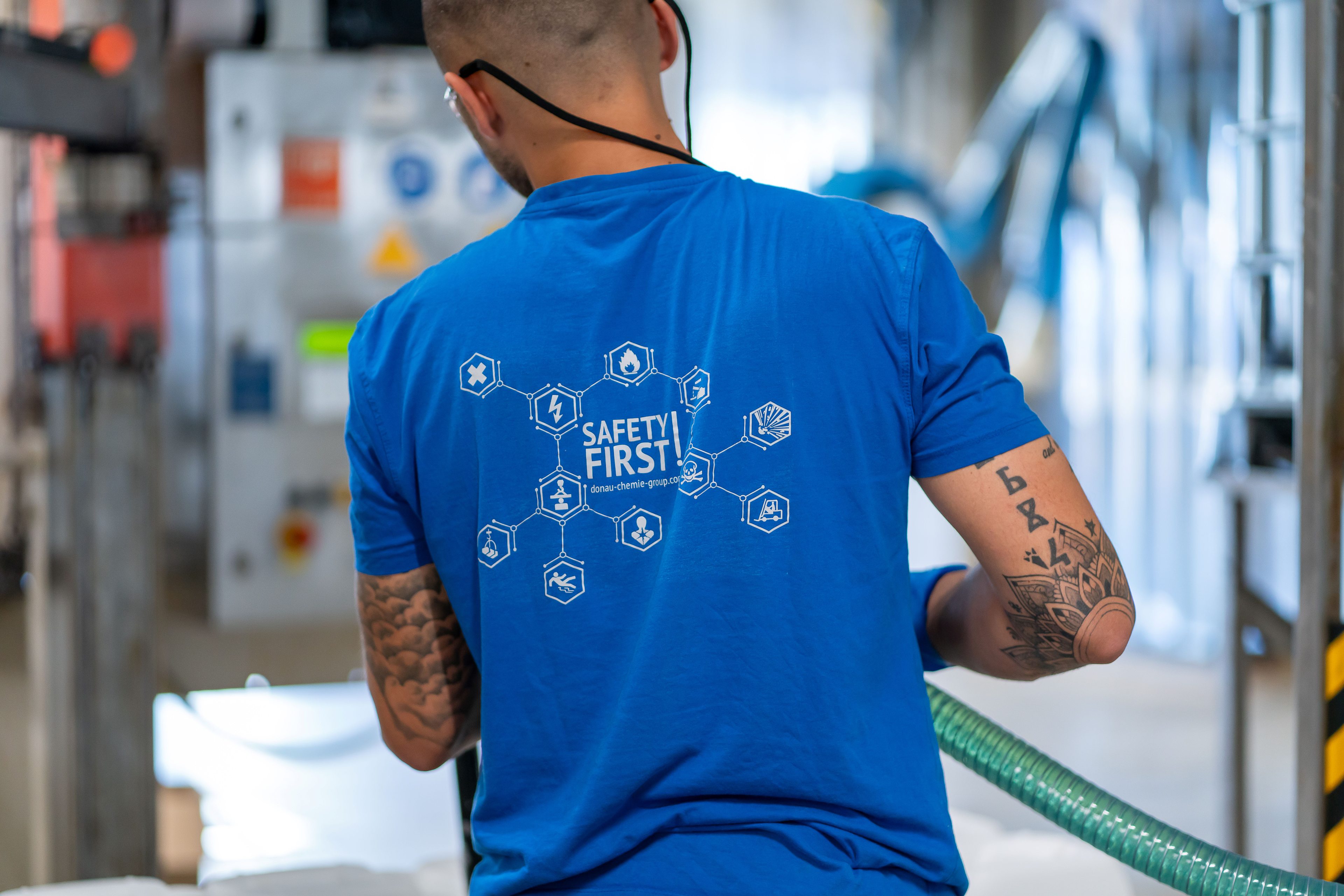 Chemieverfahrenstechniker von hinten