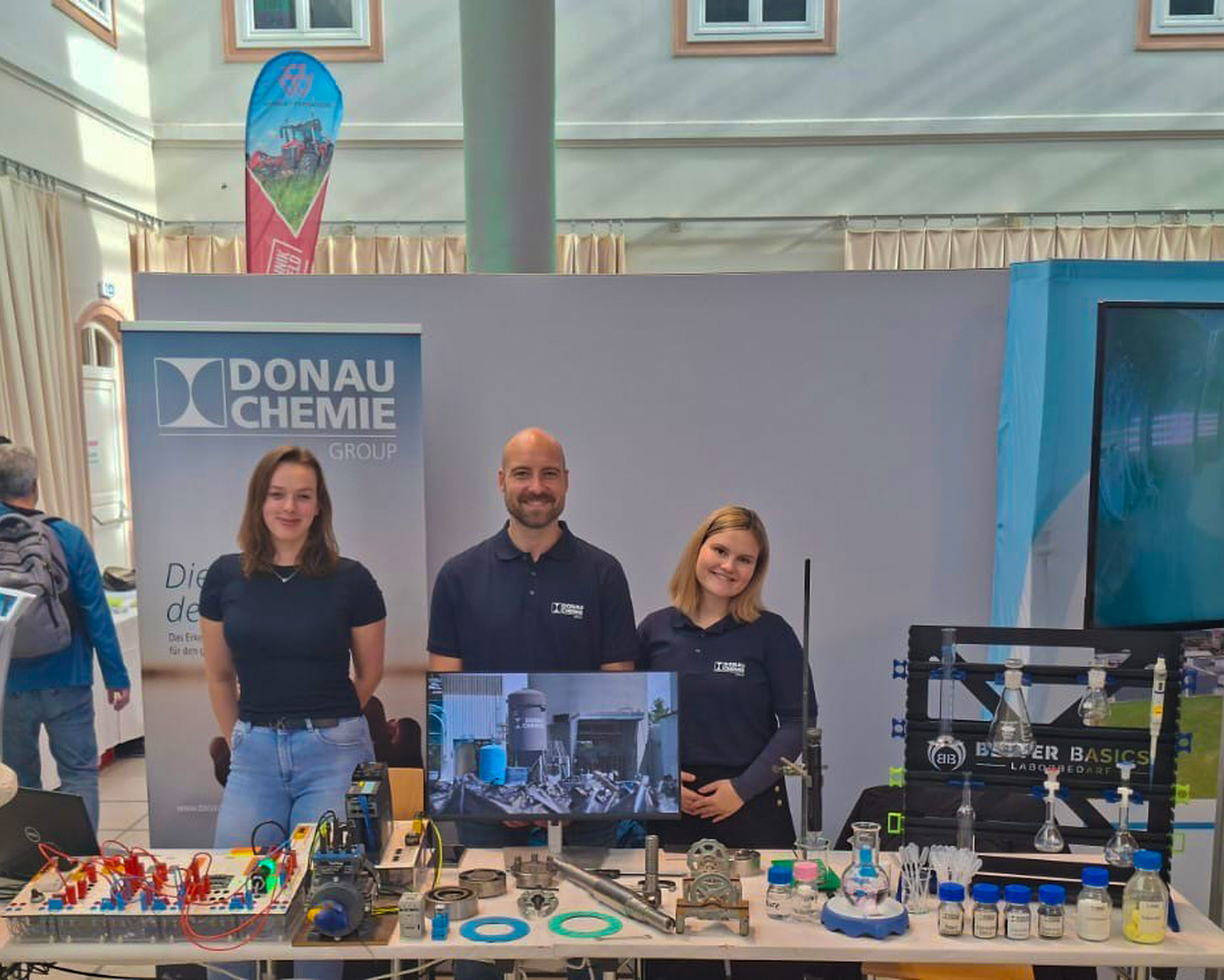 Personen vor Lehrlingsmesse Tulln Stand der Donau Chemie Gruppe