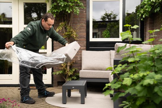 Monteurs brengen en monteren jouw tuinmeubelen thuis