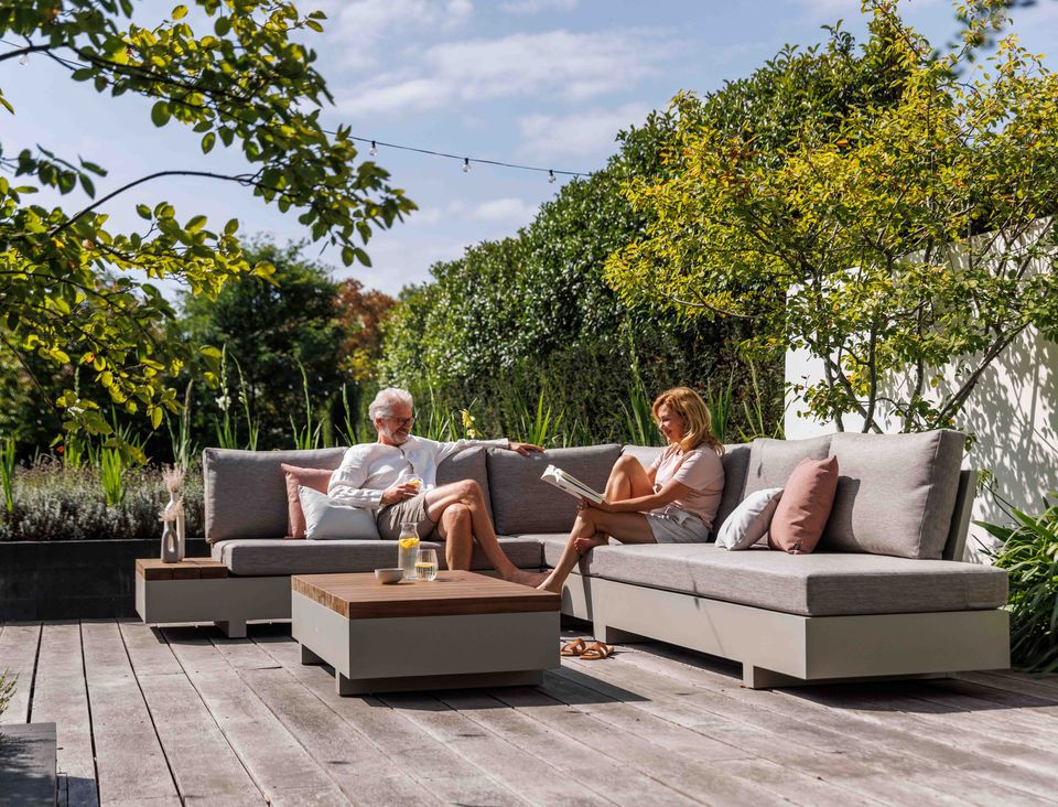 Edge hoekbank met teakhouten zijtafel en beige aluminium frame