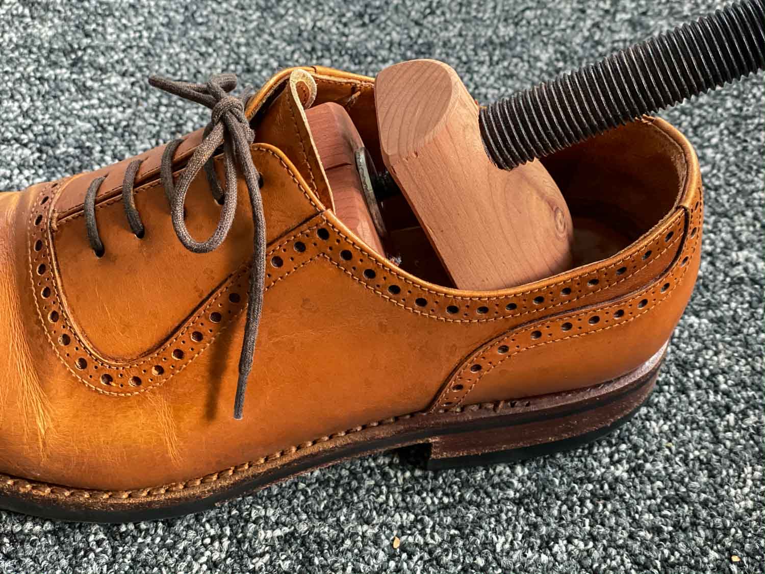Guide on how to stretch shoes yourself - Skolyx