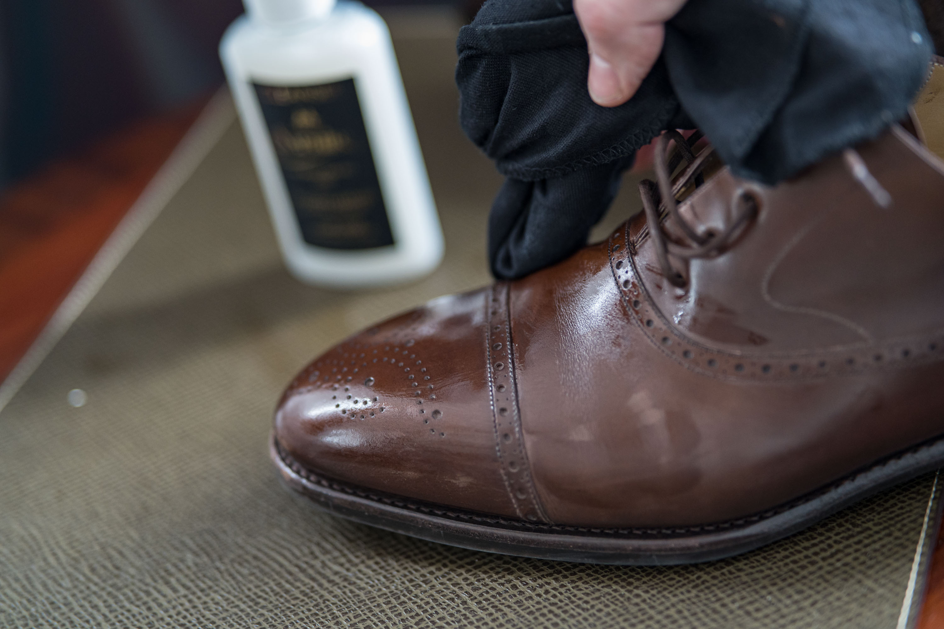 Guide - Clean, nourish and shine leather shoes - Skolyx
