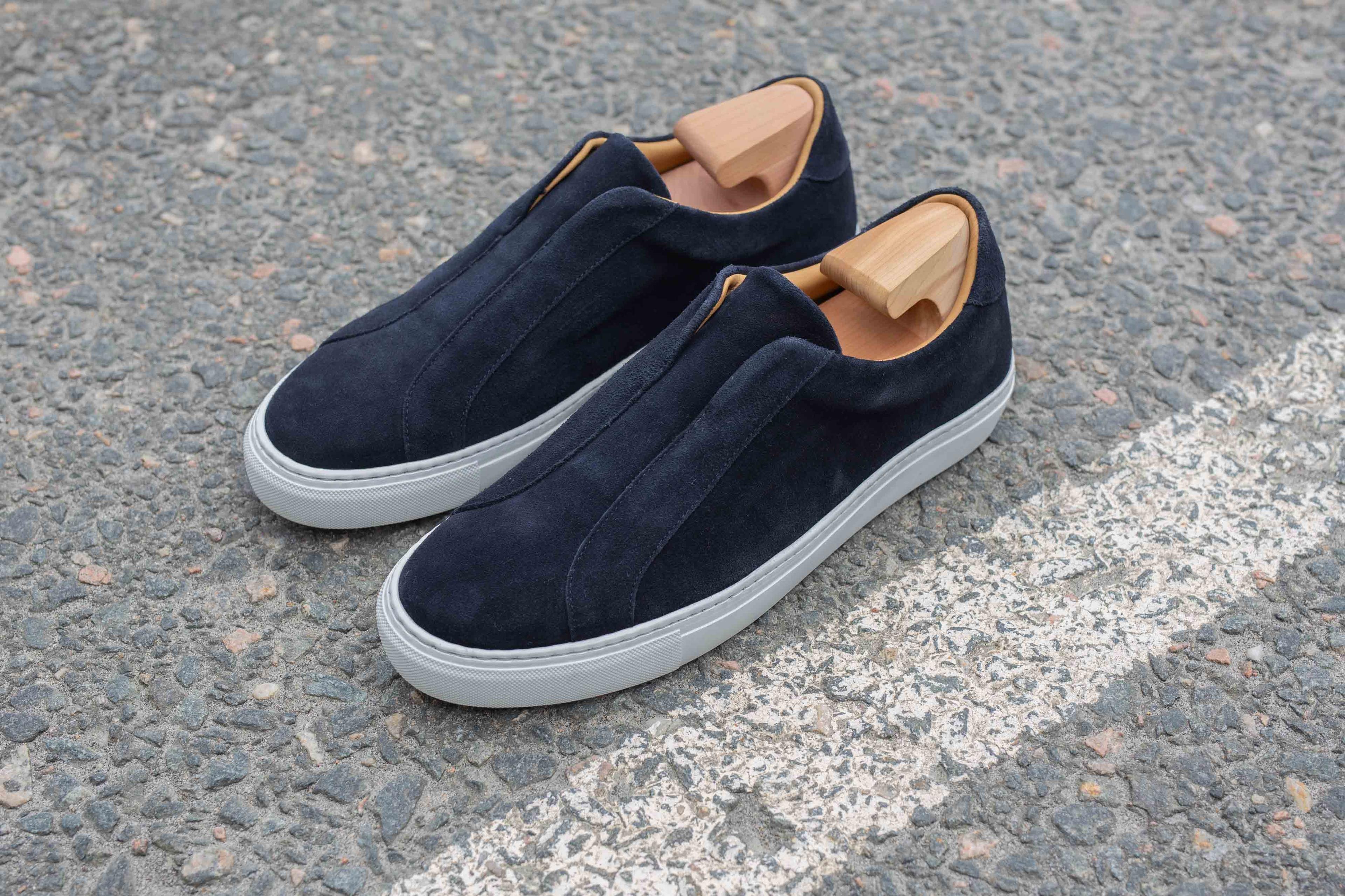 Laceless sneakers