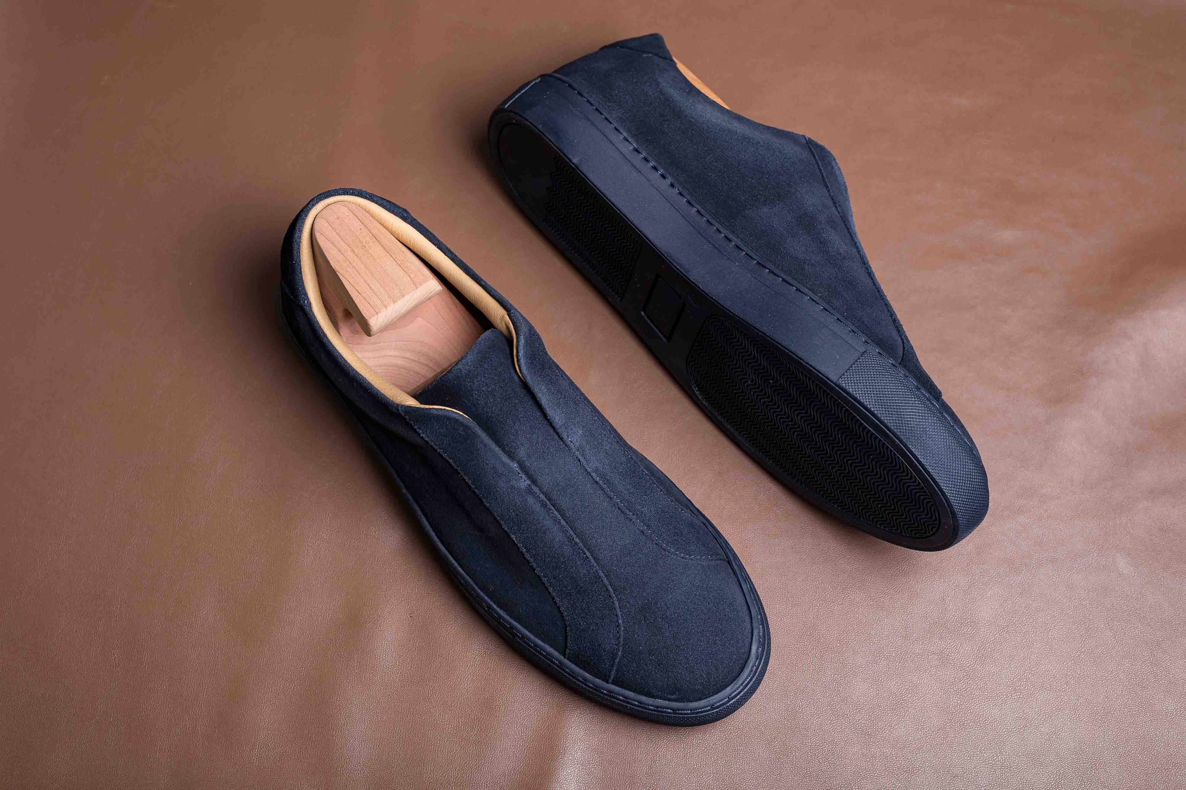 Laceless sneakers