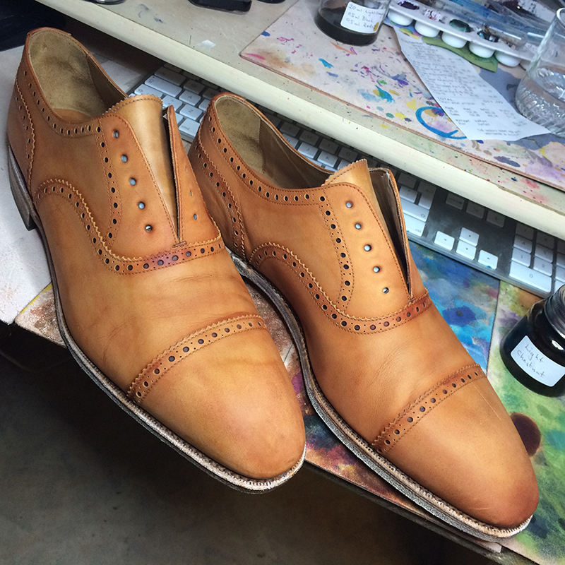 Hand painting with leather dye - Skolyx Hand painting with leather dye - Skolyx