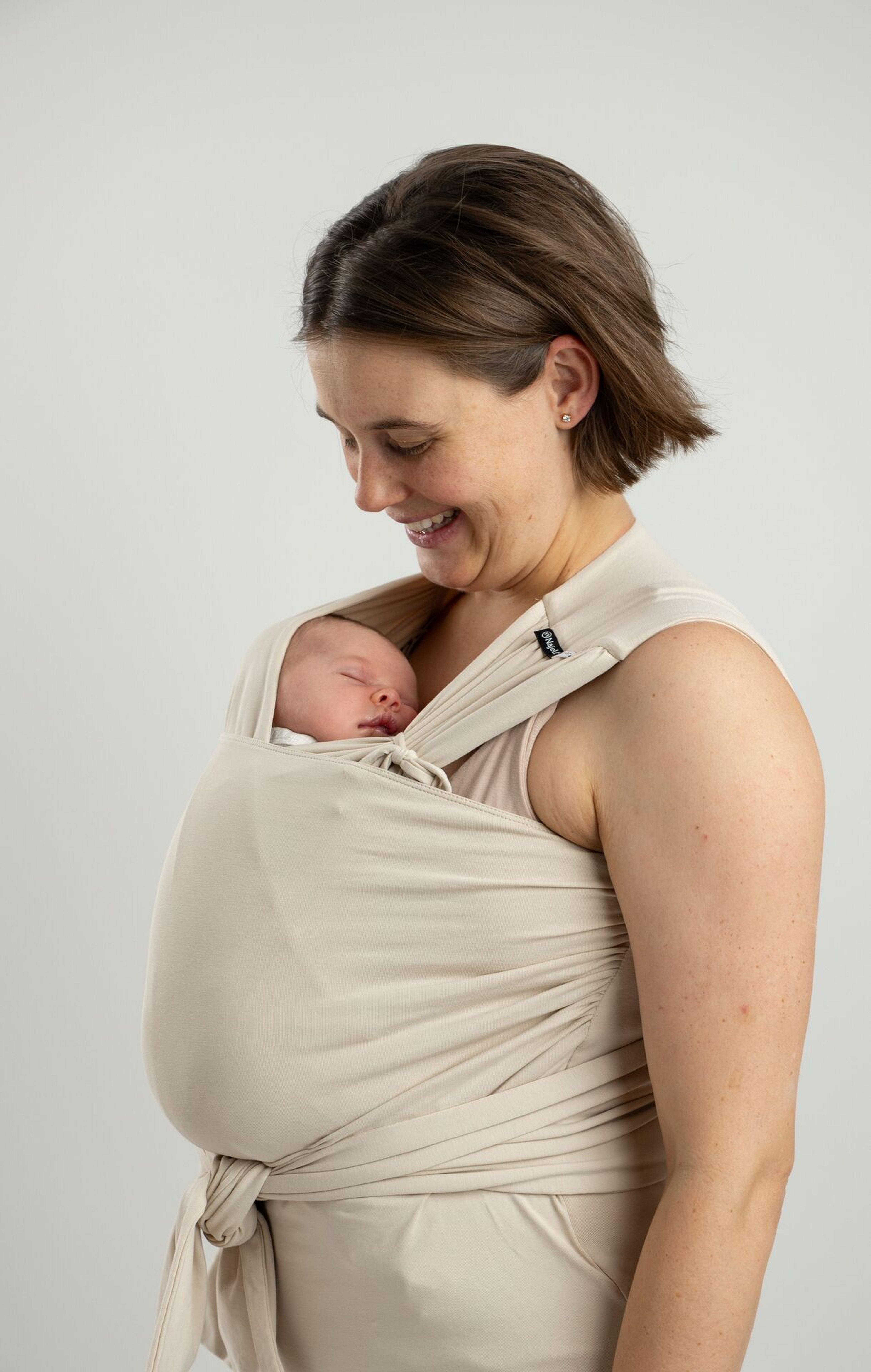 Najell Wrap ferdigknyttet bæresjal designet for enkel og intuitiv hud-mot-hud bæring for nybakte foreldre