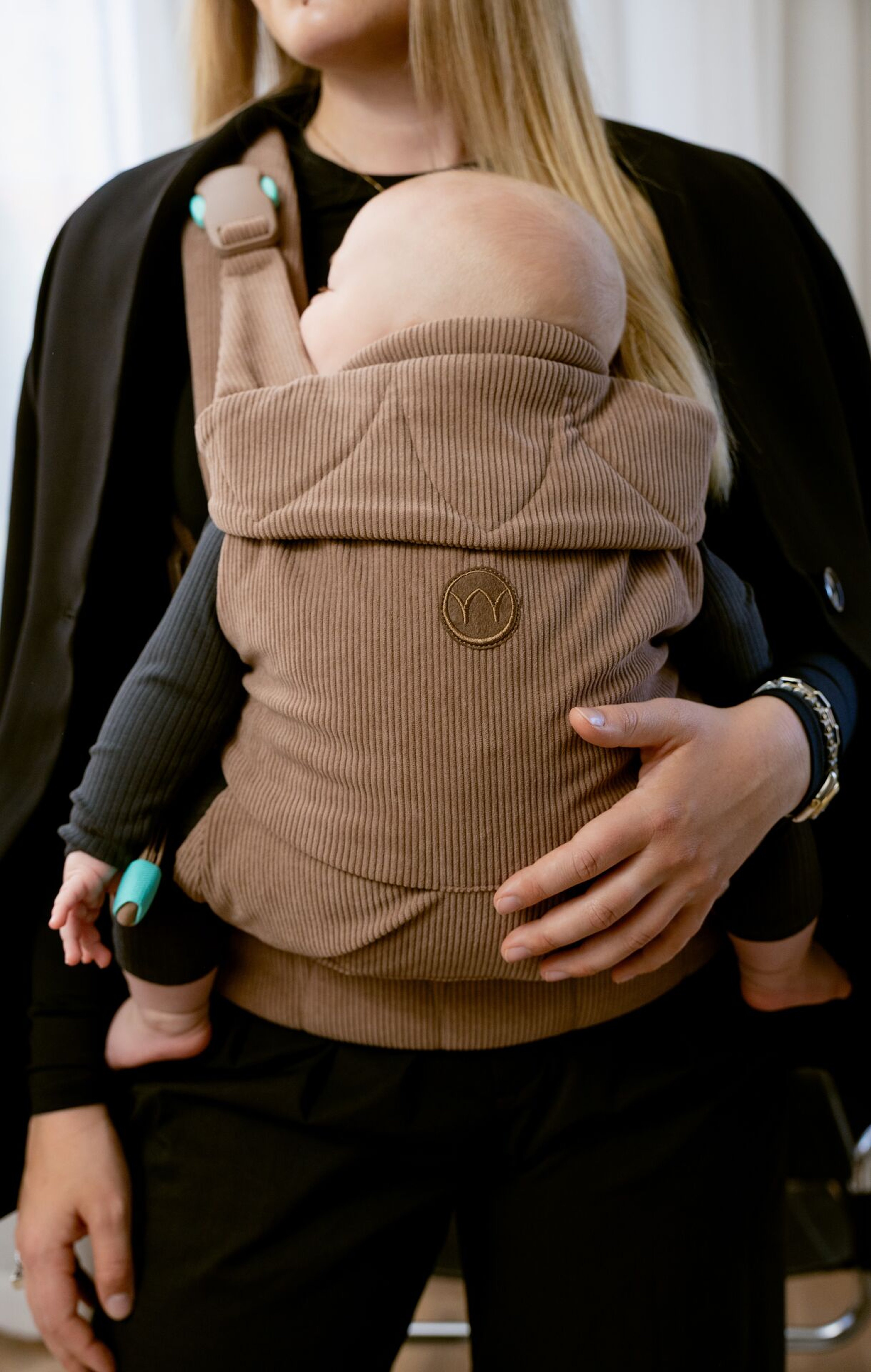 Najell Easy Vol. 2 baby carrier in Najell Easy bärsele i färgen Mocha Brown