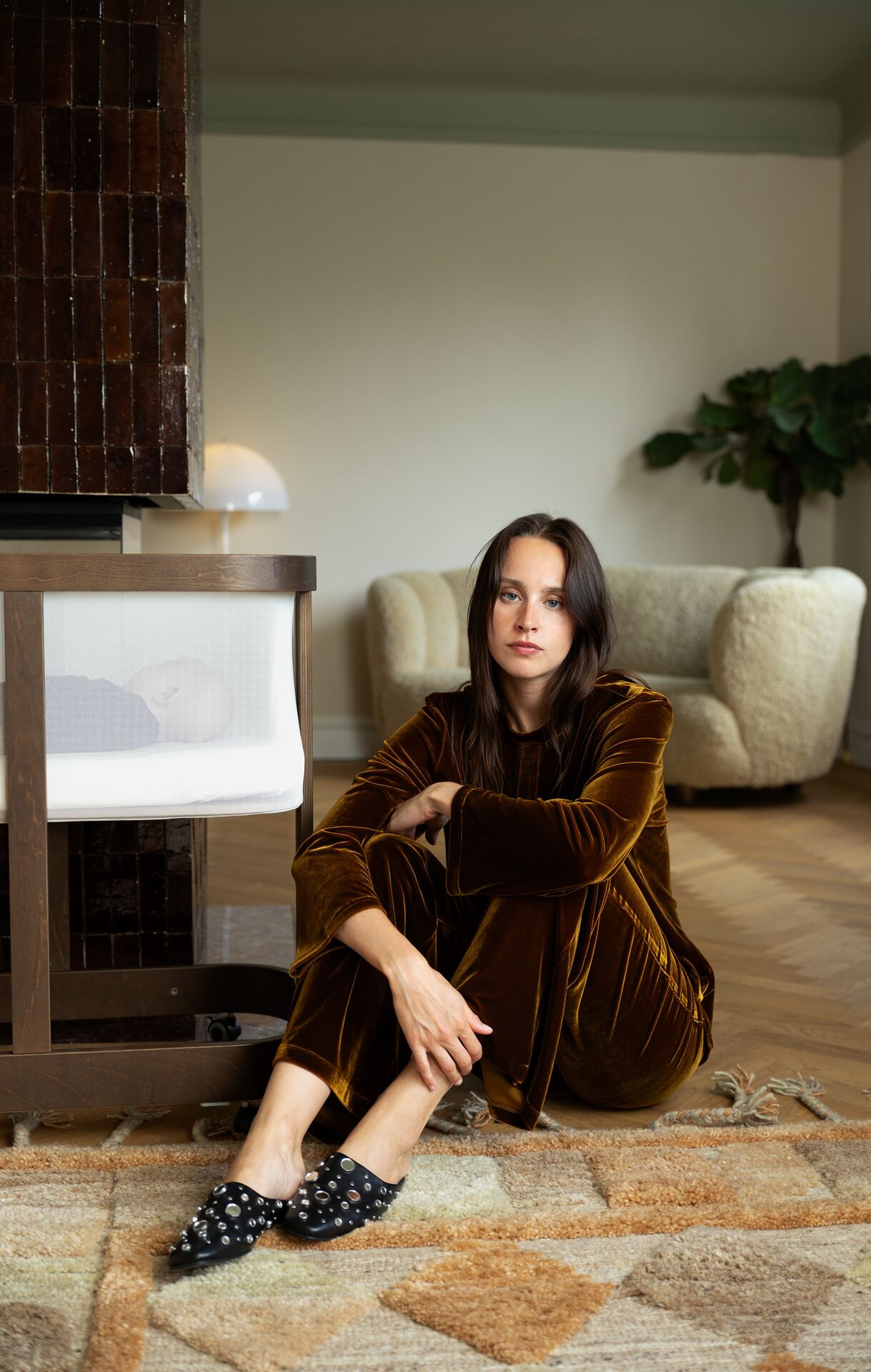 Berceau Najell coloris Espresso Brown, avec un parent et un bébé