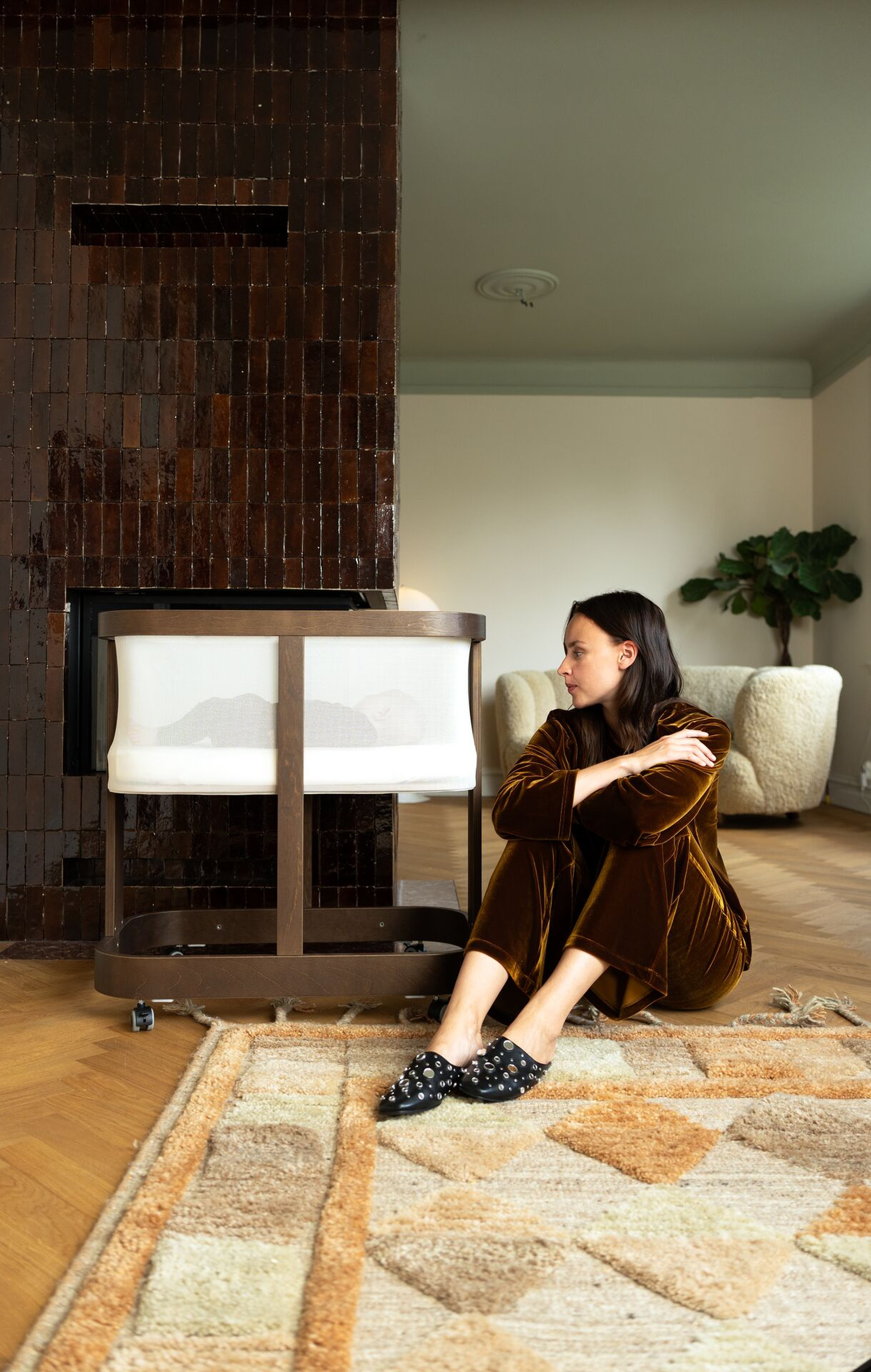 Najell Babybett in Espresso Brown, mit Elternteil und Baby