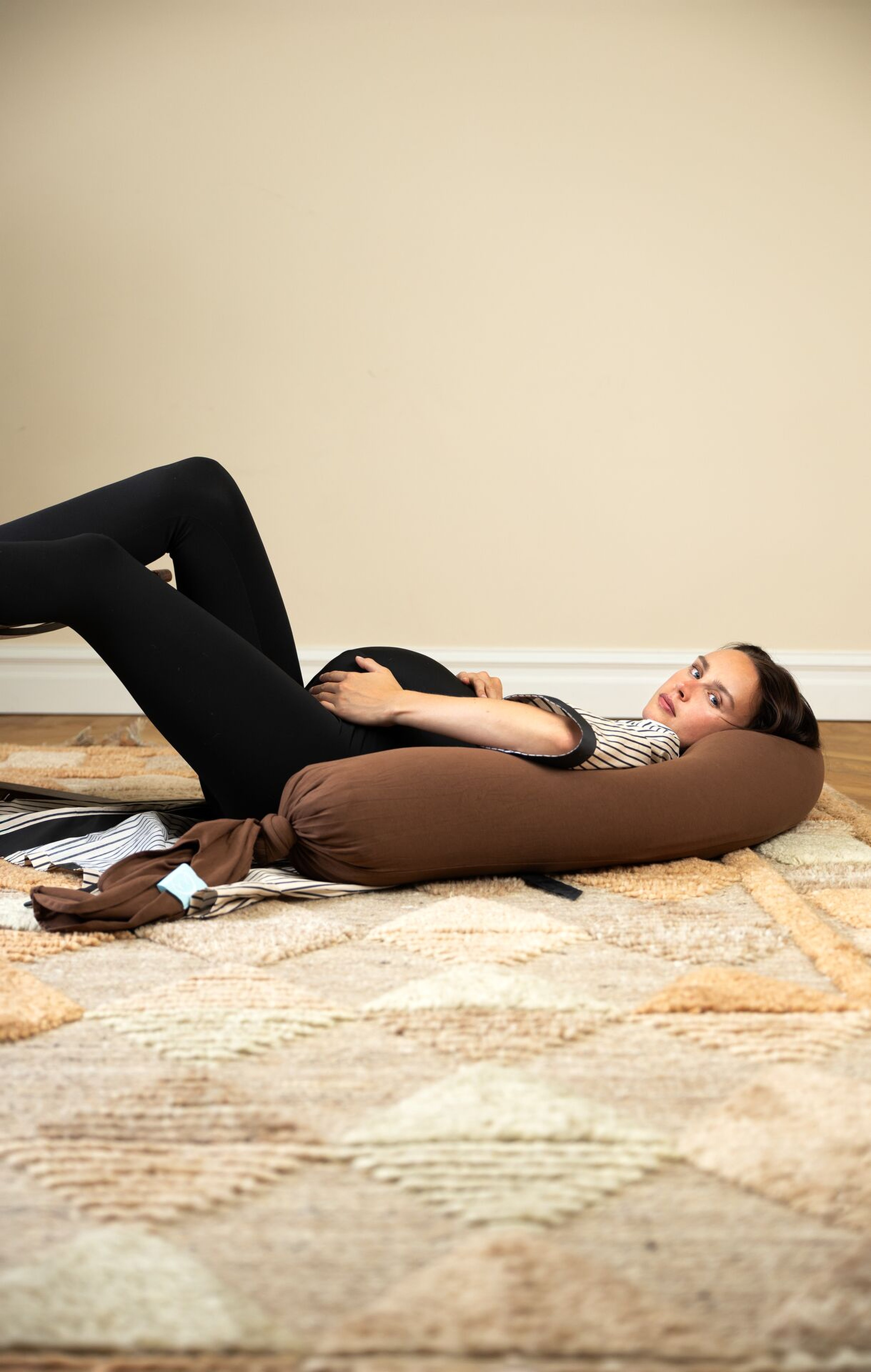 Najell Graviditetspute i fargen Espresso Brown, med en gravid kvinne