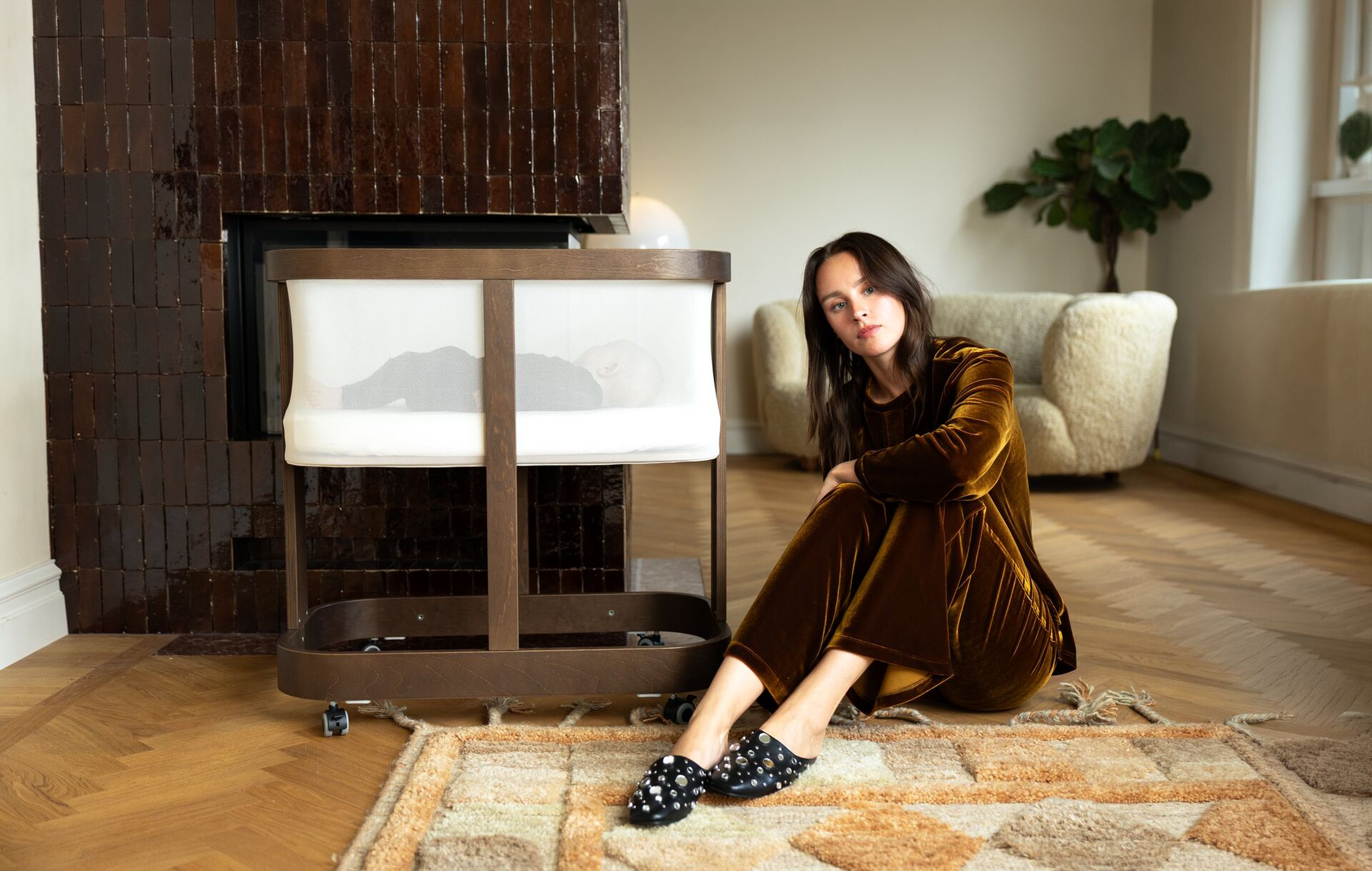 Najell Babybett in Espresso Brown, mit Elternteil und Baby