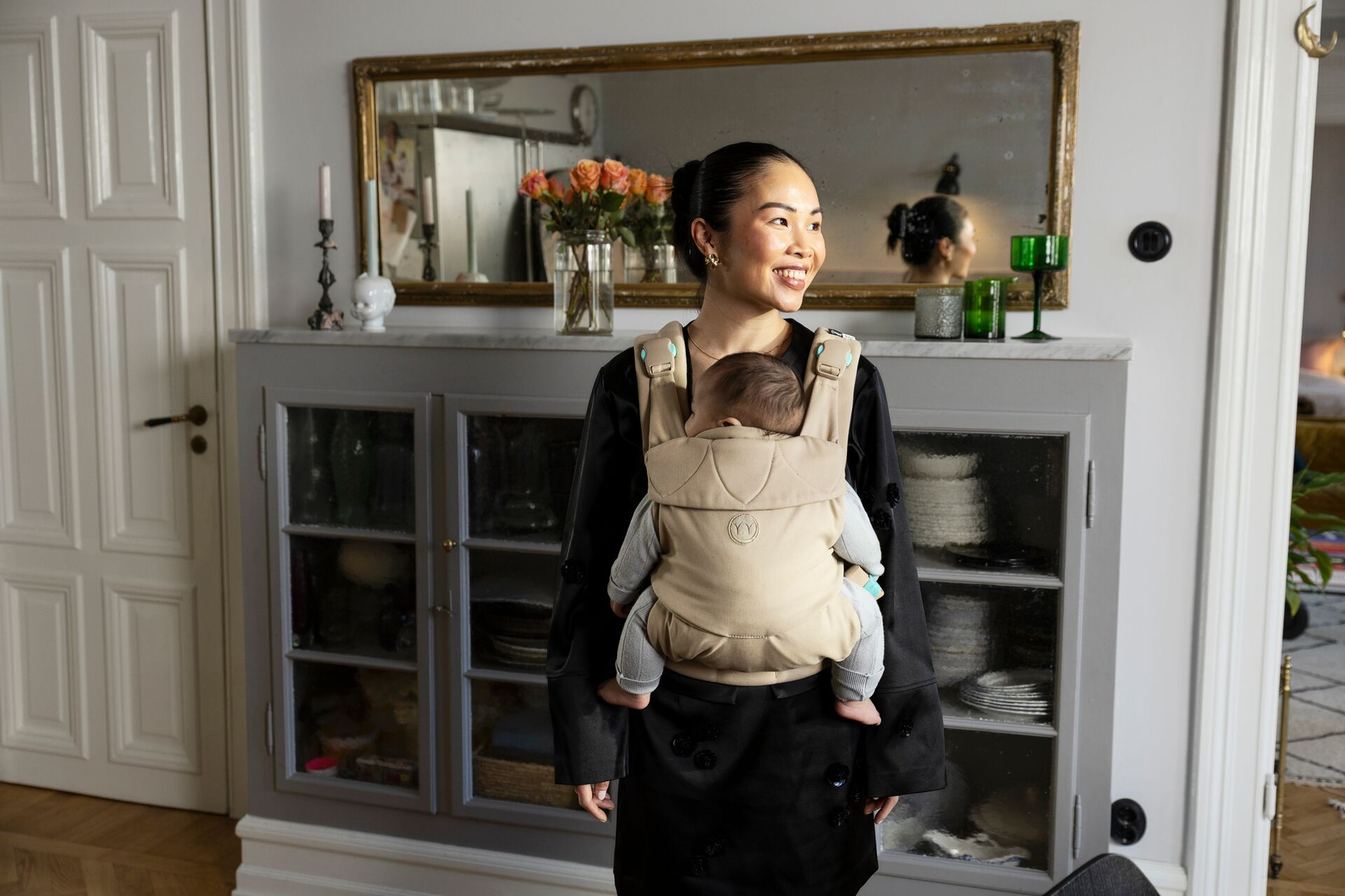 Porte-bébé beige ergonomique et sûr pour bébé
