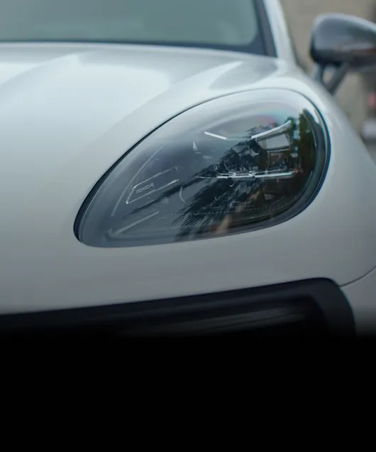 Video shows the LED main headlights with PDLS on the Porsche Macan T.