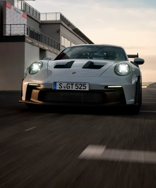 Porsche 911 GT3 RS in Eisgraumetallic fährt auf Rundstrecke. Blick von vorn auf die Front.