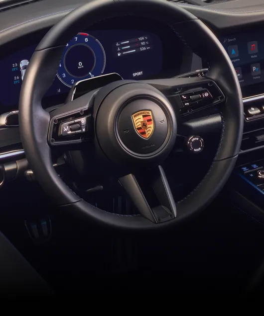 Vue détaillée du volant sport GT dans le cockpit de la Porsche 911 Carrera T.