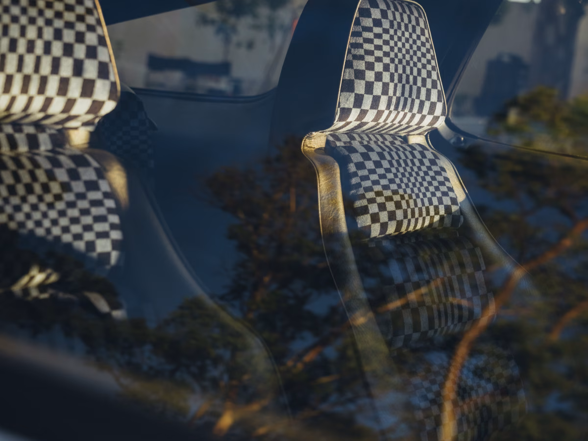 Szczegółowy widok siedzeń ze wzorem Pascha w Porsche 911 Spirit 70.