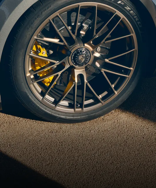 Detailed view of the 911 Turbo wheel painted in Turbonite with central locking on the Porsche 911 Turbo S.