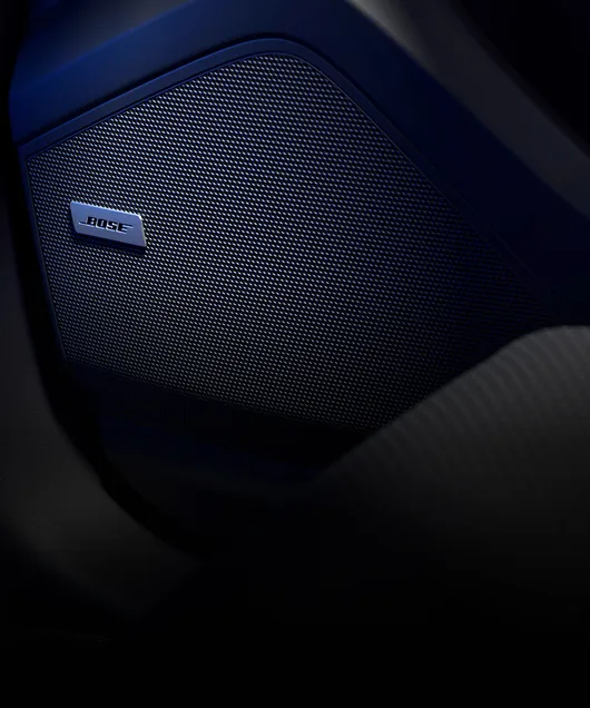 Vue détaillée d’un haut-parleur du  BOSE® Surround Sound System dans le Cayenne Black Edition.