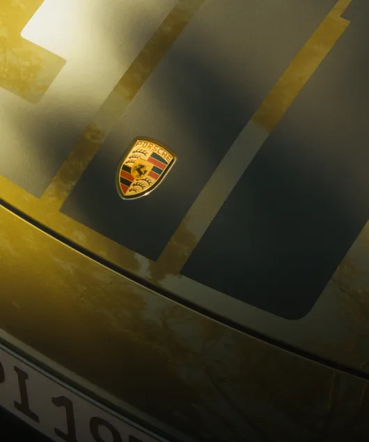 Vista detallada de la insignia histórica de Porsche de 1963 en el capó delantero del Porsche 911 Spirit 70.