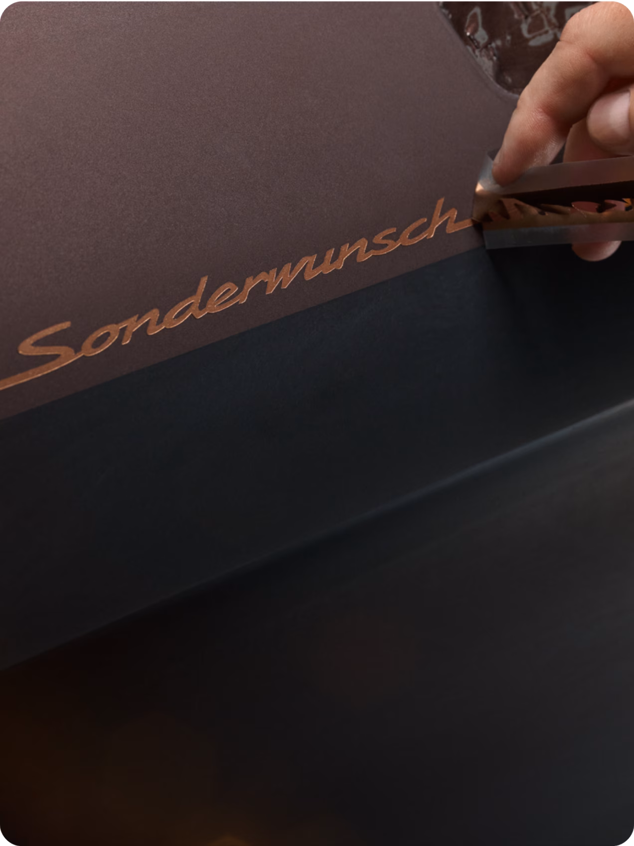 Un lettering fait main est appliqué.