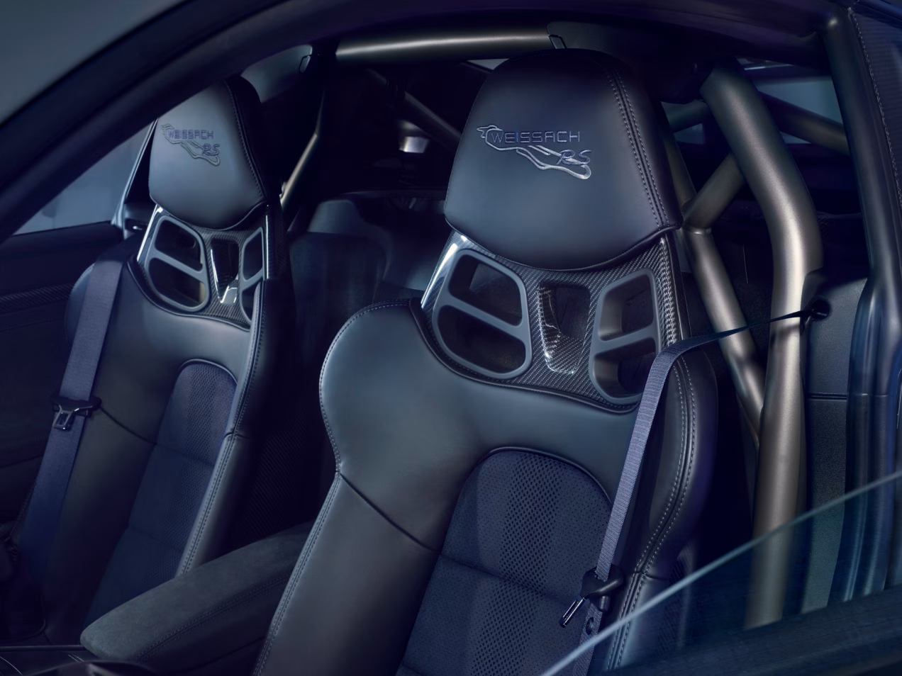 Innenraumaufnahme der Sitze und des Überrollkäfigs beim Porsche 718 Cayman GT4 RS.