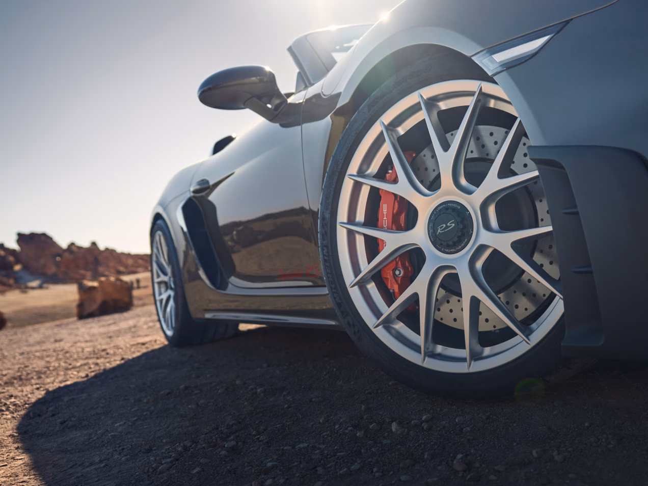 Porsche 718 Spyder RS in Vanadium Grey Metallic: detailed view of the front wheel.