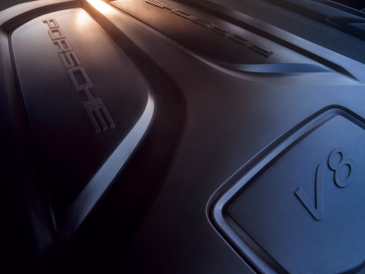 Porsche Cayenne Turbo GT: vista bajo el capó de la cubierta del motor con la insignia V8.