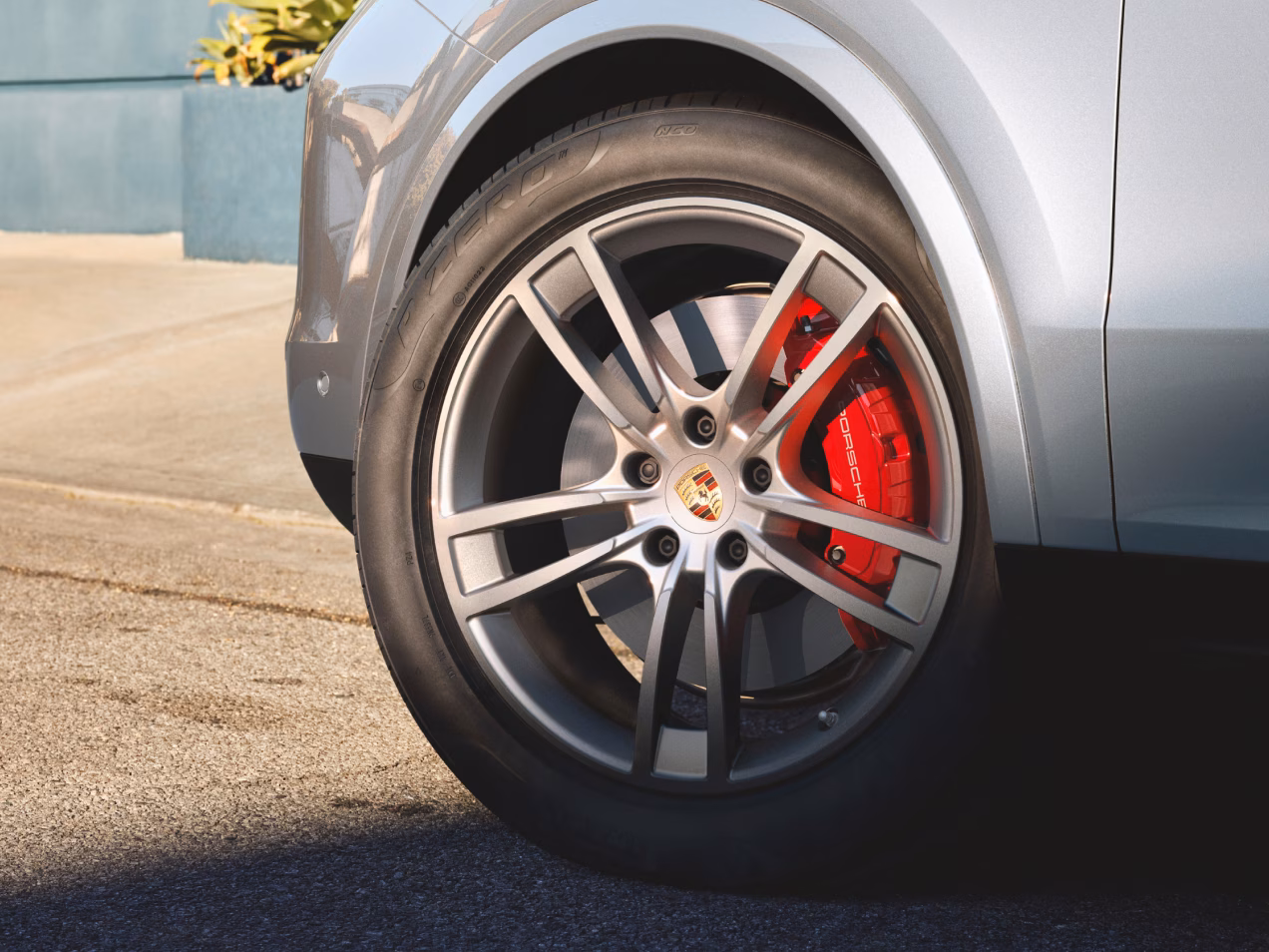 Detailed view of the brake and the wheel on the Porsche Cayenne.