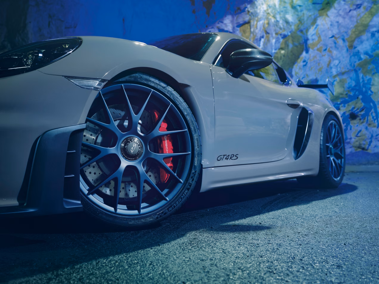 Vista detallada de las llantas forjadas de magnesio 718 Cayman GT4 RS de 20 pulgadas del Porsche 718 Cayman GT4 RS con paquete Weissach.