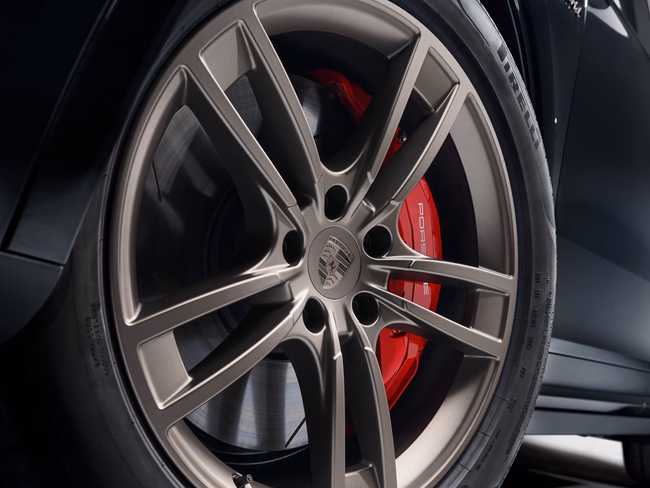 Porsche Cayenne Turbo E-Hybrid Coupé: Detaljerad vy av bromsarna.