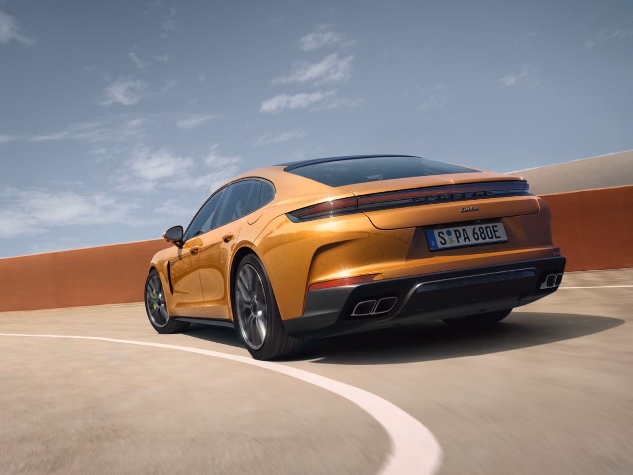 Porsche Panamera Turbo E-Hybrid: all-wheel drive.