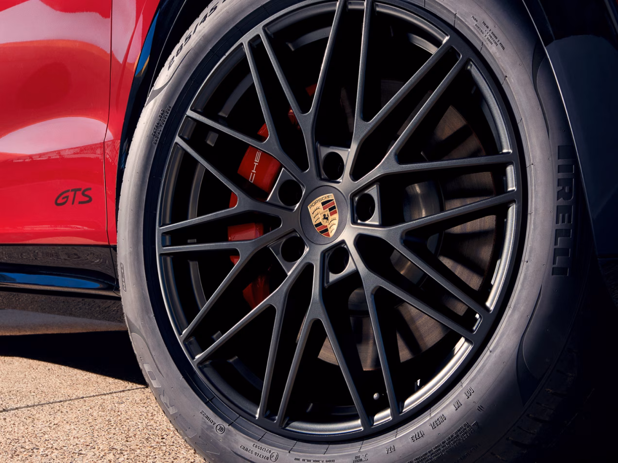 Detailweergave van de rem en het wiel van de Porsche Cayenne GTS.