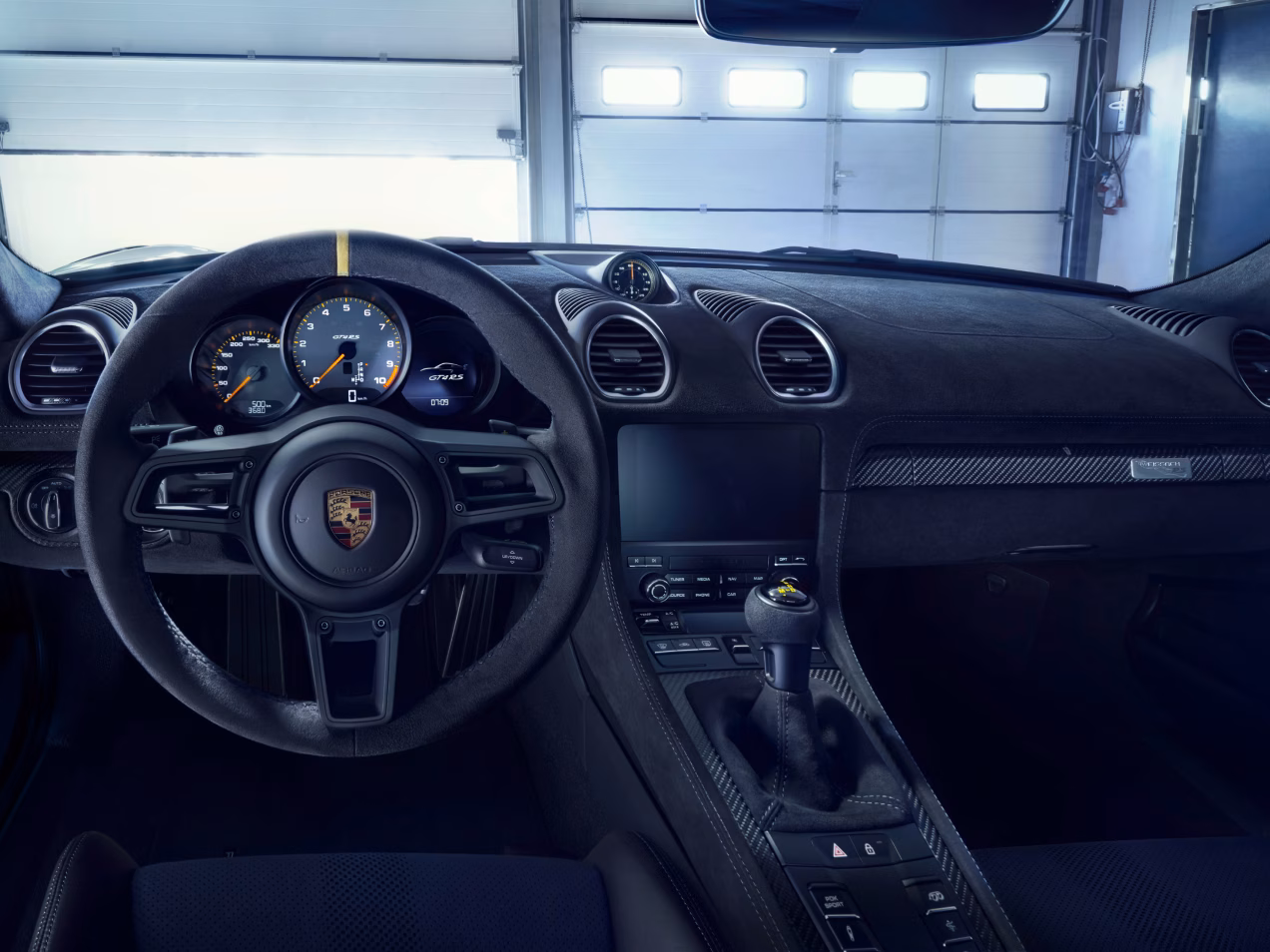 Foto del habitáculo con el puesto de conducción del Porsche 718 Cayman GT4 RS.