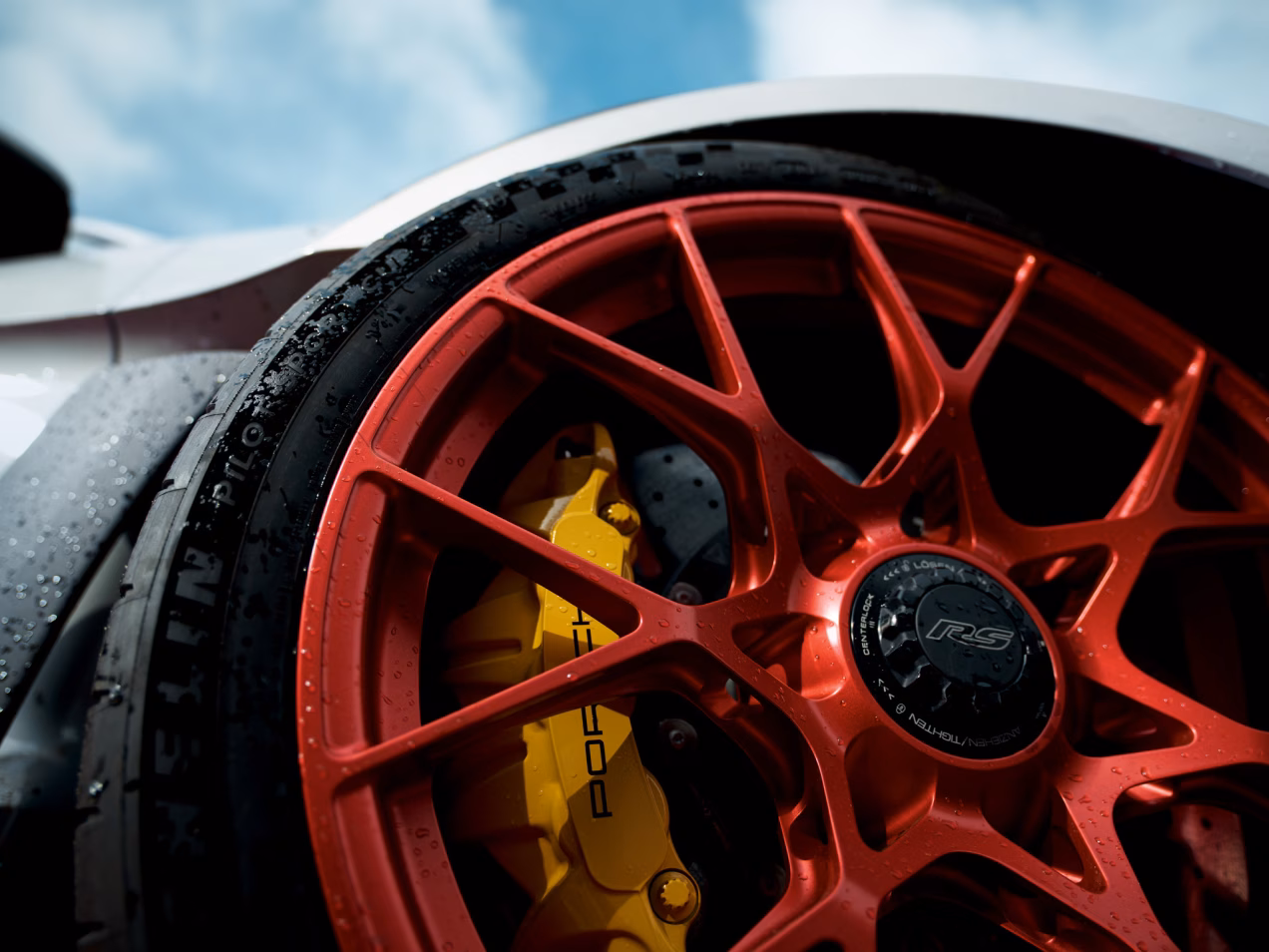 Detailweergave van het 911 GT3 wiel gespoten in Eloxrood op de Porsche 911 GT3 RS met focus op de remmen.