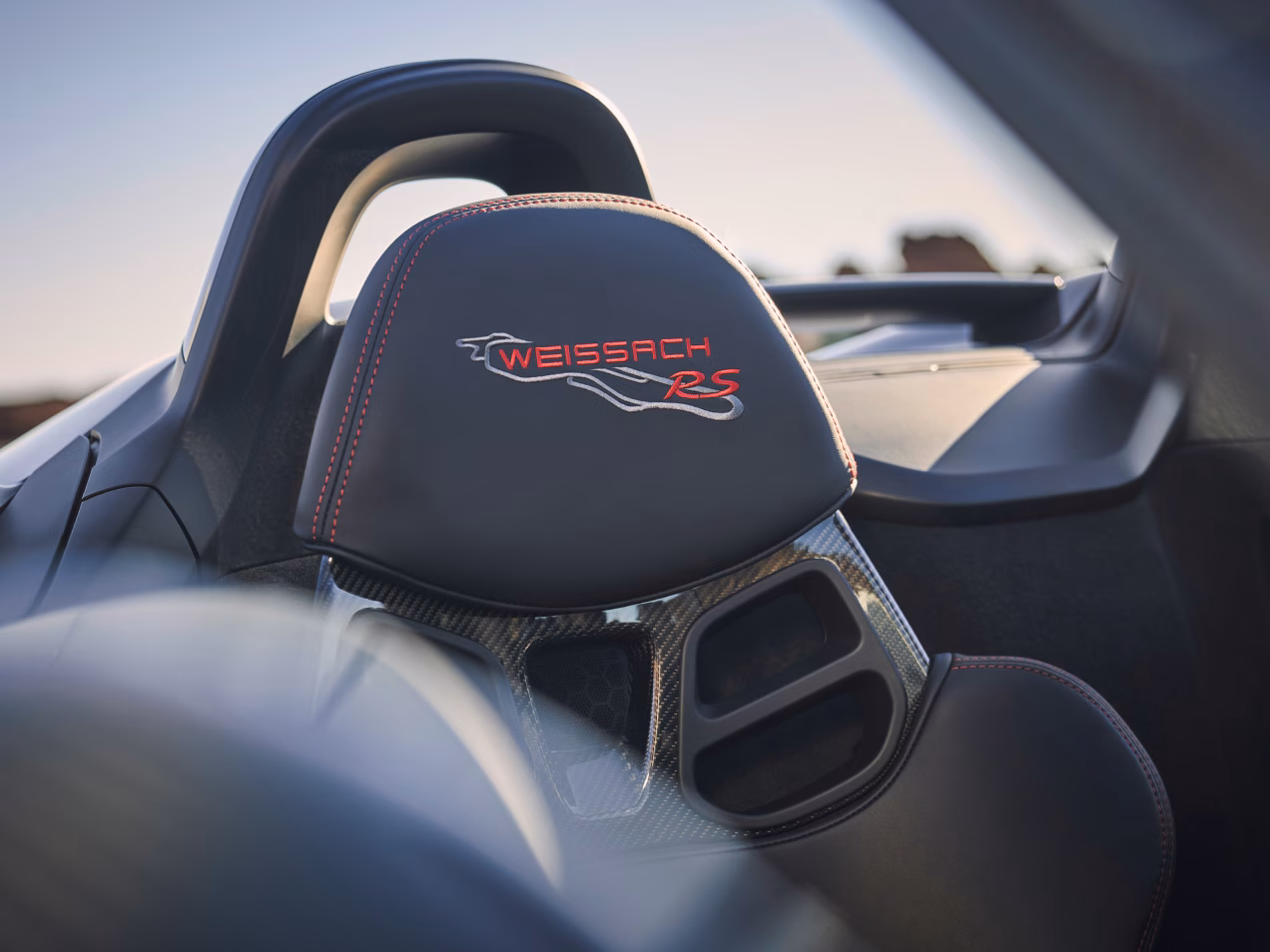 Vue détaillée du logo « Weissach RS » de la Porsche 718 Spyder RS.