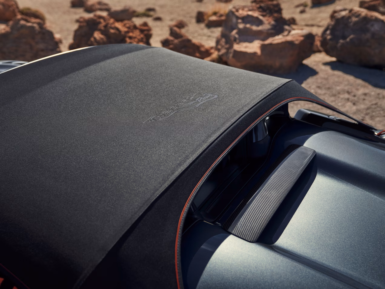 Vista de la capota del Porsche 718 Spyder RS en color Gris Vanadium Metalizado.