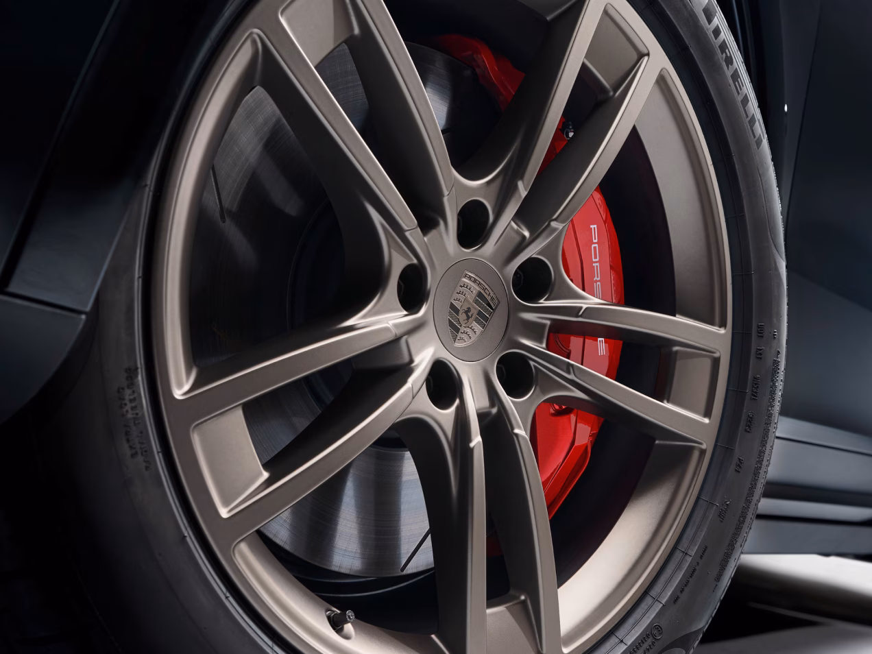 Porsche Cayenne Turbo E-Hybrid: vista detallada de los frenos.