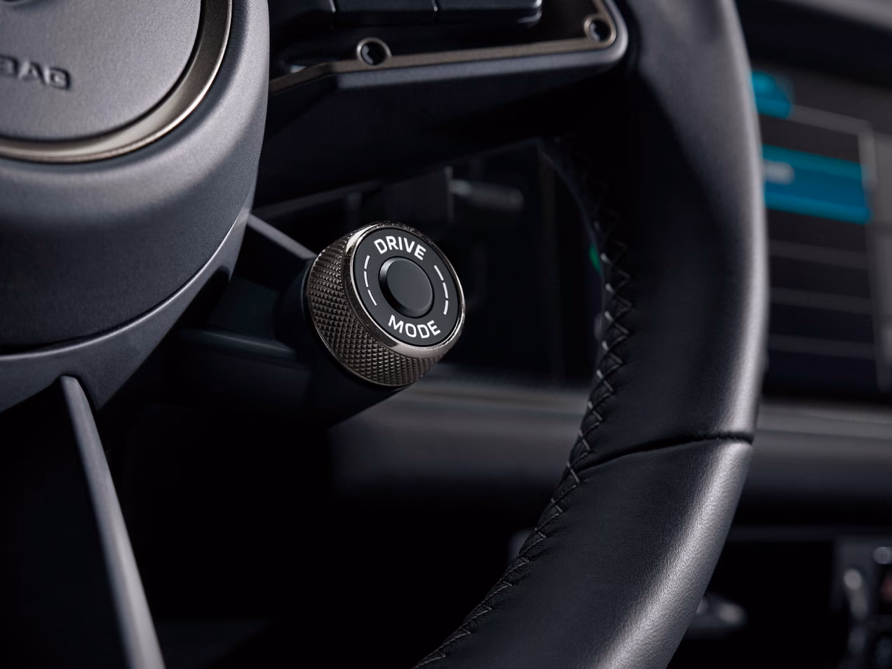 Porsche Cayenne Turbo E-Hybrid Coupé intérieur : vue détaillée du volant avec sélecteur de mode et bouton Sport Response.