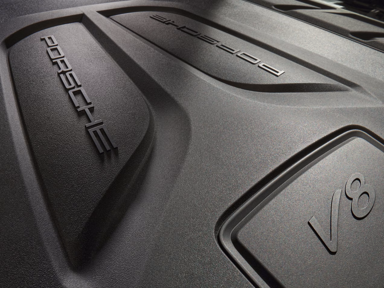 Porsche Cayenne GTS Coupé:  visning av motordekselet med V8-emblem under panseret.