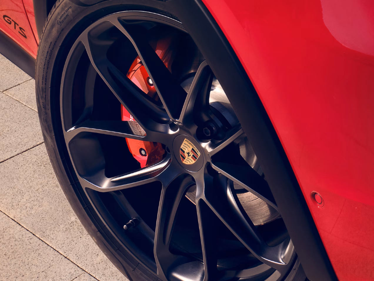 <p>Vista dettagliata dei freni e della ruota della Porsche Cayenne GTS Coupé.</p>