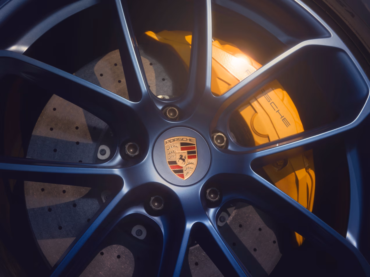 Vista detallada del freno PCCB y la llanta GT Design de 22 pulgadas en el Porsche Cayenne Turbo GT.
