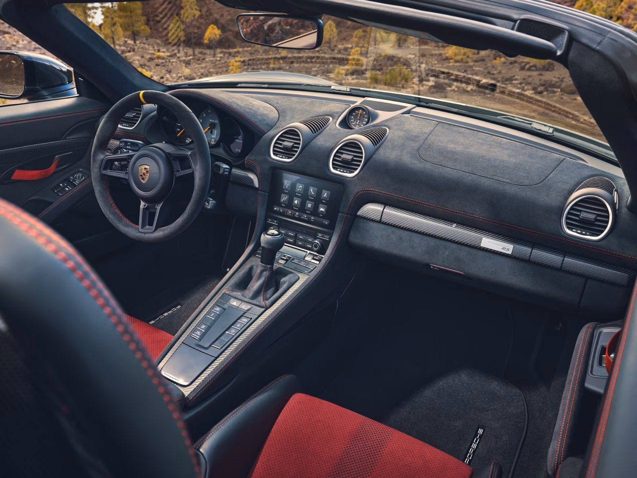 Vista detalhada do tablier no Porsche 718 Spyder RS com pacote Weissach.