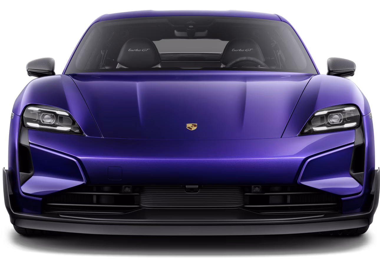 Vista frontal del Porsche Taycan Turbo GT con paquete Weissach en color Purpleskymetallic.