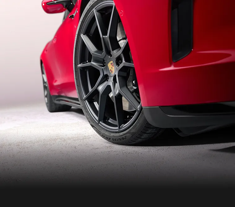 Detailed view of the wheels in Anthracite Grey on the Porsche Taycan GTS.