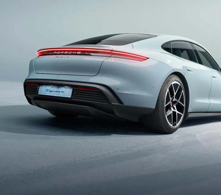 Porsche Taycan 4. Blick von hinten auf Heck und Seite.