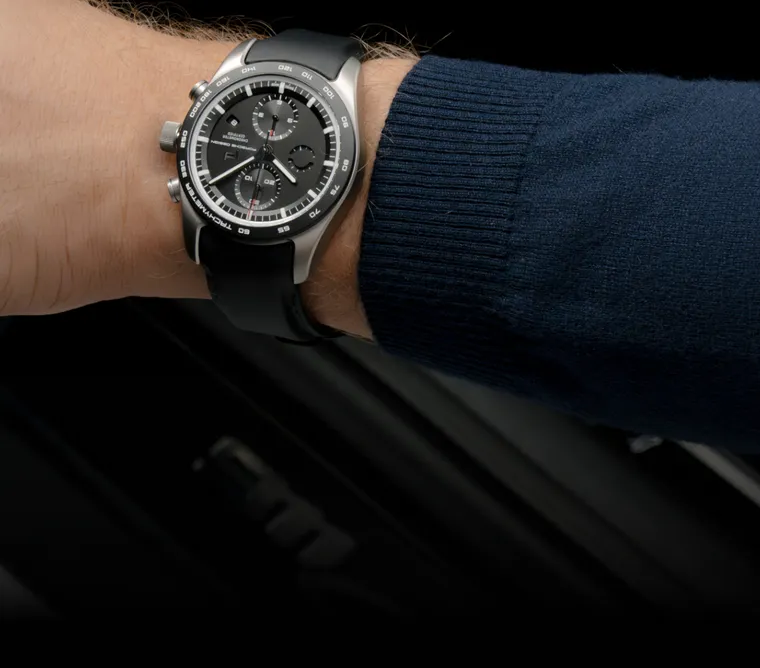 Vista detallada de un reloj (cronógrafo/reloj) personalizado de Porsche Design.