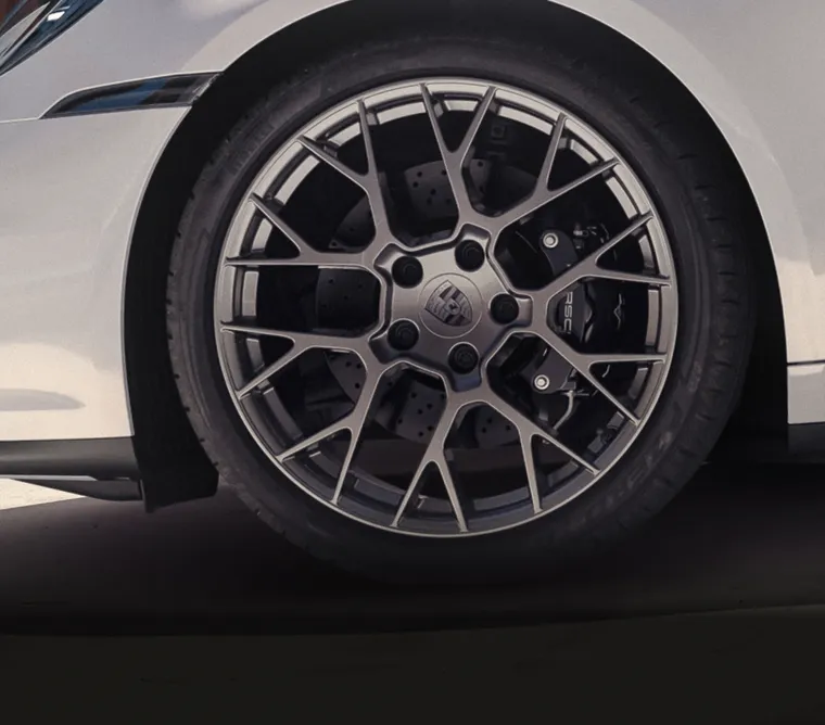 Vue détaillée des jantes RS Spyder en Gris Vanadium métallisé de la Porsche 911 Carrera T Cabriolet.