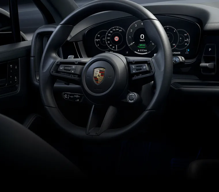 Vista detallada del volante deportivo GT en el Porsche Cayenne Black Edition.