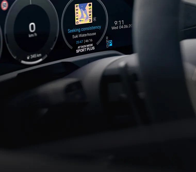 Detailansicht des Kombiinstruments Curved Display beim Porsche Taycan Turbo GT mit Weissach-Paket.